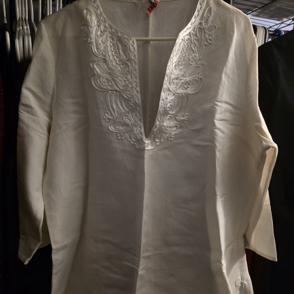 Chic White Embroidered Blouse